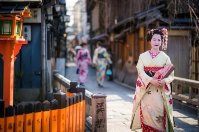 Scopri kyoto con un tour privato a piedi guidato da una guida autorizzata. scegli tra templi, mercati e il quartiere delle geishe per vivere storie esclusive. ritrovo in centro città.