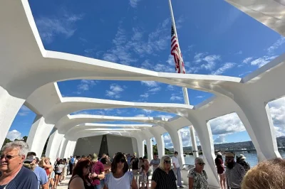 Découvrez pearl harbor, embarquez pour le mémorial uss arizona, visitez le cimetière punchbowl et le palais iolani, avec prise en charge à l’hôtel incluse.