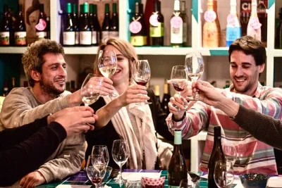 Disfruta de las mejores tapas, paella, sangría y degustaciones secretas en un paseo gastronómico por el born y barceloneta. más de 8 muestras y guía local incluidos.