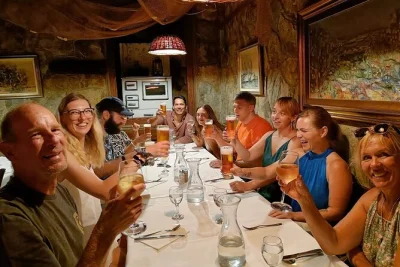 Explorez split avec un guide local, dégustez jambon dalmate, risotto noir, burek et plus dans de vraies adresses, avec histoire et déjeuner inclus.