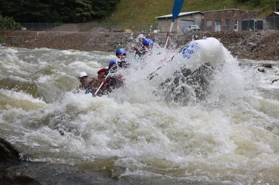 Erlebe die wilden stromschnellen des ocoee river mit guide und kompletter ausrüstung. rafting durch den cherokee national forest, schwimmen mitten im fluss und bequemer transfer inklusive.