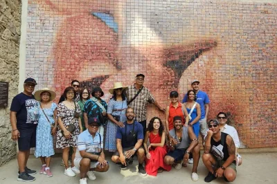 Siente el alma de barcelona recorriendo a pie su barrio gótico y ciutat vella con guía local, visitando plazas históricas y mercados vibrantes.