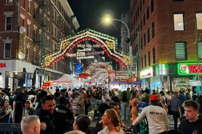 Découvrez little italy et east village avec d’anciens policiers nypd, dégustez des plats italiens classiques et écoutez de vraies histoires de la mafia. dîner complet et casques inclus.