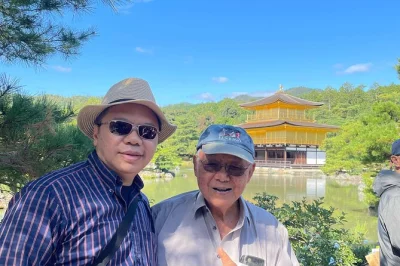 Inizia la tua gita a kyoto con una guida locale amichevole, auto privata e pickup in hotel. cammina tra i torii di fushimi inari, scopri la foresta di bambù di arashiyama e i templi dorati.