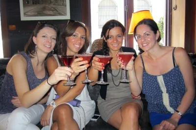 Plongez dans l’univers de carrie avec une visite en bus des lieux de tournage de sex and the city à new york, avec pause cosmo, spots cultes et anecdotes d’une guide-actrice locale. transport en 