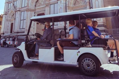 Deixe as multidões de florença para trás e faça um passeio de carrinho de golfe até fiesole, explore o teatro romano com guia e aproveite vistas incríveis — ingressos inclusos.