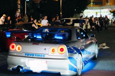 Vivi l’emozione di tokyo di notte a bordo di vere auto jdm, guida in convoglio fino a daikoku pa, ammira il rainbow bridge illuminato e torna in hotel con guide locali.