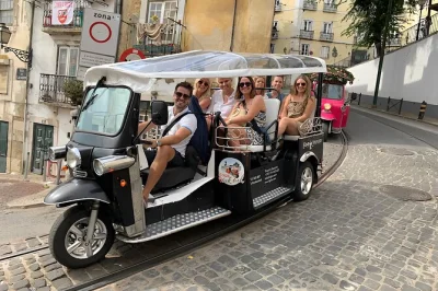 Découvrez lisbonne autrement à bord d’un tuk tuk privé, avec prise en charge à l’hôtel, guide local passionné, pauses pastel de nata et vues imprenables sur la ville.