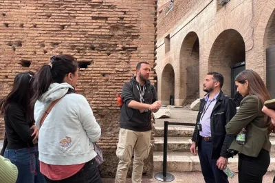 Pisa el piso de la arena del coliseo, explora túneles subterráneos ocultos y visita el foro romano con un grupo reducido y guía experto. entradas incluidas.