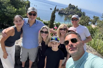 Descubra taormina e castelmola saindo de messina, com vinho de amêndoas, cannoli e guia particular. transporte ida e volta incluso.