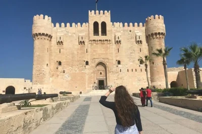Descubra alexandria em um passeio guiado saindo do cairo — explore as catacumbas, a fortaleza de qaitbay e a corniche, com almoço e transfer incluídos.