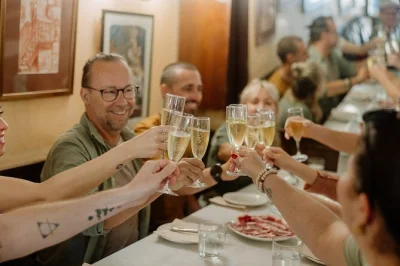 Descubre el barrio gótico de barcelona, disfruta tapas tradicionales en tabernas centenarias, prueba vinos locales y comparte momentos con gente del lugar. incluye comida, bebida y guía.