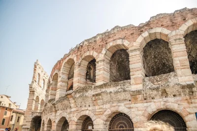 Viva a história da arena de verona com entrada sem fila, guia local contando lendas de gladiadores e vista incrível da piazza bra. ingresso incluso.