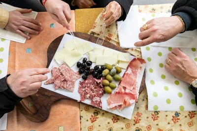 Descubra os mercados de florença com um guia local, prove queijos, salames e vinhos típicos da toscana, e experimente pratos que você nunca pediria sozinho. inclui almoço e todas as degustações.