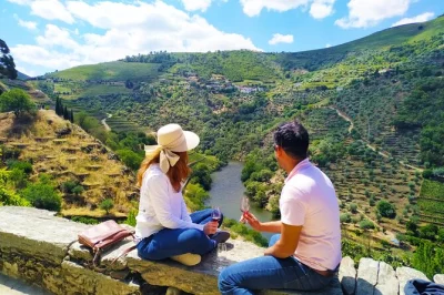 Scopri la valle del douro con un tour in piccolo gruppo da porto, pranzo casalingo al fuoco, degustazioni di porto premium e una rilassante crociera sul fiume.