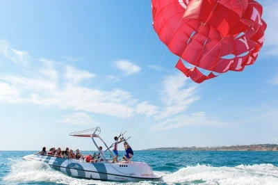 Siente la emoción del parasailing desde la marina de albufeira, volando sobre la costa del algarve con un grupo pequeño y un equipo profesional. incluye equipo de seguridad y paseo en barco.