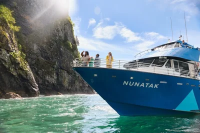 Descubre los glaciares, avista ballenas y frailecillos, y navega por los fiordos salvajes de alaska desde seward con almuerzo y guía local incluidos.