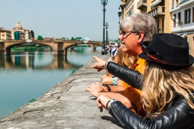 Conheça o david de michelangelo sem filas, explore as ruas históricas de florença e visite o duomo com um guia local em grupo pequeno. ingressos sem espera inclusos.
