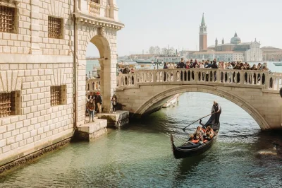 Descubra veneza em um dia: caminhe pelo rialto, faça um passeio de gôndola, evite filas no palácio ducal e na basílica de são marcos. grupos pequenos, guia local e ingressos inclusos.