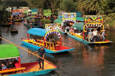 Scopri le vie colorate di coyoacán, entra nel mondo di frida kahlo e naviga i canali di xochimilco—biglietti inclusi, pranzo opzionale e guida locale.