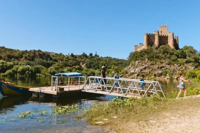 Plongez dans l’histoire des templiers au départ de lisbonne. découvrez le château d’almourol en bateau, flânez dans les ruelles de tomar et visitez le couvent du christ avec un guide. prise en