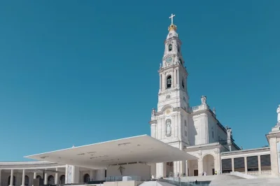 Découvrez le sanctuaire de fátima, explorez le village des bergers et suivez un guide à travers ces lieux sacrés. transfert inclus et participation à la messe possible.