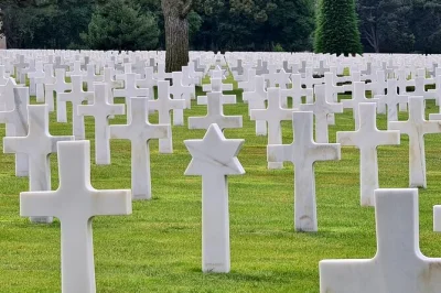 Step onto omaha beach, explore pointe du hoc’s scars, and reflect at the american cemetery—this normandy d-day tour from le havre includes pickup, guide, and lunch.