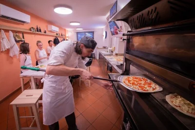 Descubra o sabor da cozinha de florença fazendo pizza do zero, vendo gelato sendo preparado ao vivo e se divertindo com um chef local. inclui almoço e receitas digitais.