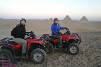 Vivi l’emozione di un giro in quad vicino alle piramidi di giza, scatta foto con una guida locale e approfitta del comodo pick-up in hotel. acqua inclusa per la tua avventura nel deserto.