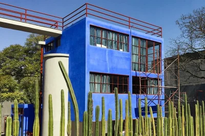 Entra nello studio di città del messico dove frida kahlo e diego rivera hanno vissuto e creato, con racconti di una guida locale. ingresso incluso, tour in piccolo gruppo.