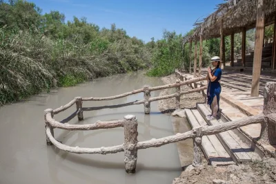 Excursion privée depuis la mer morte vers le site du baptême à béthanie, les mosaïques de madaba et le mont nébo. guides locaux, entrées et transferts inclus.