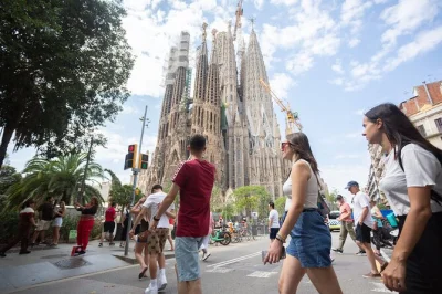 Sagrada familia tour in barcelona with skip-the-line tickets, official guide, headphones for groups, and free time to explore the basilica at your own pace.