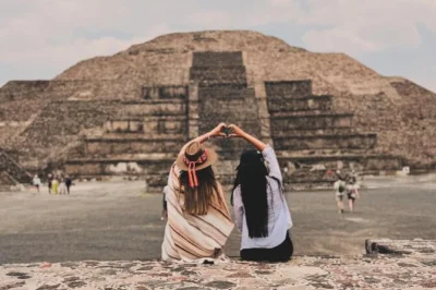 Vivi teotihuacan da città del messico con colazione in grotta, visita guidata alle piramidi, assaggi di bevande locali e trasporto andata e ritorno incluso.