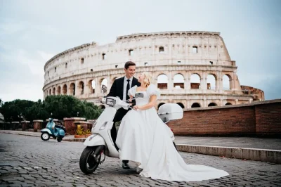Viva como um romano por um dia com um ensaio fotográfico privado no coliseu, fontana di trevi e outros pontos. inclui fotógrafo profissional, parada para gelato e passeio opcional de vespa.