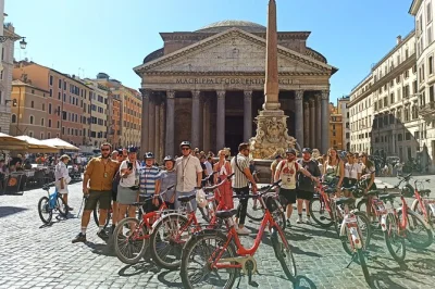 Descubra roma de bike: pedale pelo coliseu, fonte de trevi e bairro judeu com um guia local. bicicletas e capacetes inclusos.