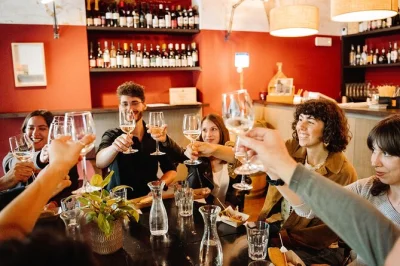 Descubra o trastevere em roma com um tour de comida e vinho local — prove vinhos regionais, massas caseiras e gelato artesanal. inclui guia a pé e jantar.
