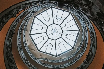 Explore o silêncio da capela sistina, evite filas nos museus do vaticano e caminhe pela praça de são pedro com guia – entrada rápida e fones inclusos.