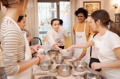 Em roma, na piazza navona, aprenda a fazer massa fresca e tiramisu com chefs locais. aula prática com aperitivos, bebidas e sobremesa feita por você.