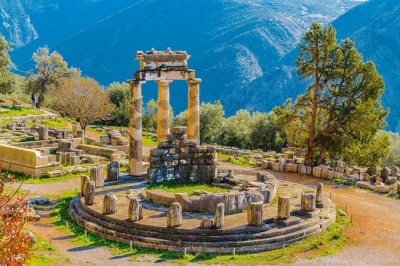 Feel ancient legends at thermopylae’s battlefield, walk delphi’s ruins, and soak in sulphur springs—all with private pickup and a traditional lunch overlooking the gulf.