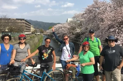 Scopri kyoto in e-bike tra la foresta di bambù, il padiglione d’oro e giardini nascosti. include noleggio e-bike e guida locale esperta.