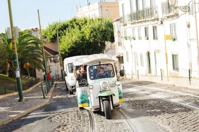 Découvrez lisbonne en tuk tuk privé. explorez alfama, la tour de belém et des points de vue secrets avec un guide local. prise en charge à l’hôtel et couvertures incluses.