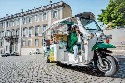 Découvrez lisbonne en tuk tuk électrique privé, avec visite d’alfama, belém et des plus beaux panoramas. prise en charge au centre-ville, couvertures et guide local passionné inclus.