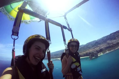 Sinta o vento sobre o mar azul-turquesa da calábria em um voo duplo de parasailing pela costa de tropea. grupo pequeno, com todo equipamento incluso e decolagem direto do barco.