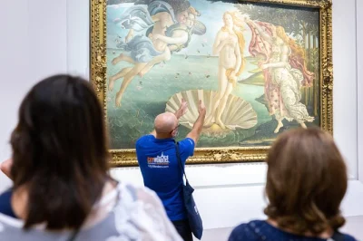 Explore a galeria uffizi em florença com entrada reservada, evite filas e participe de um tour guiado em grupo pequeno para ver obras de botticelli, da vinci e michelangelo. ingresso incluso.