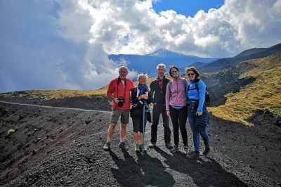 Explore o lado norte selvagem do etna, caminhe pelos crateras da erupção de 2002, veja ruínas soterradas e atravesse campos de lava com guia vulcanológico. seguro incluído.