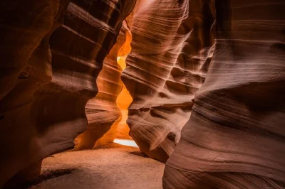 Explore as curvas iluminadas do antelope canyon via canyon x, faça uma trilha até horseshoe bend e conheça a barragem glen canyon, com transporte saindo dos hotéis de sedona.