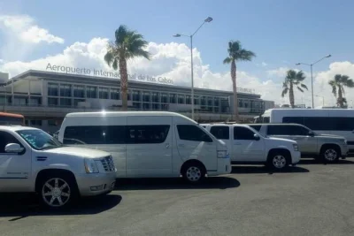 Traslado privado no aeroporto de los cabos com motoristas bilíngues. encontre seu motorista na chegada, aproveite água gelada ou cerveja e relaxe assim que pousar.