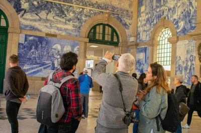 Explorez les ruelles médiévales de porto, admirez les azulejos de são bento, découvrez la librairie lello et terminez par un toast au vin de porto. guide et frais inclus.