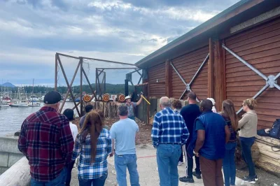 Erlebe in ketchikan die spannende lumberjack show, probiere dich beim axtwerfen aus und tauche ein in alaskas holzfäller-geschichte. inklusive guide und kompletter ausrüstung.