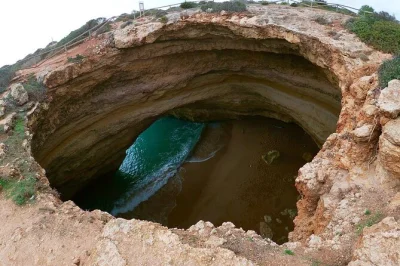 Descubre los acantilados dorados del algarve, vistas únicas de la cueva de benagil desde arriba, paseos por carvoeiro y caminatas por los acantilados. tour en grupo reducido con recogida en faro y gu